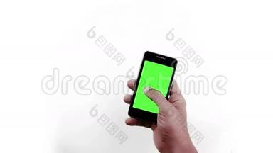 人手拿着白色背景上带有色度键绿色屏幕的手机智能手机